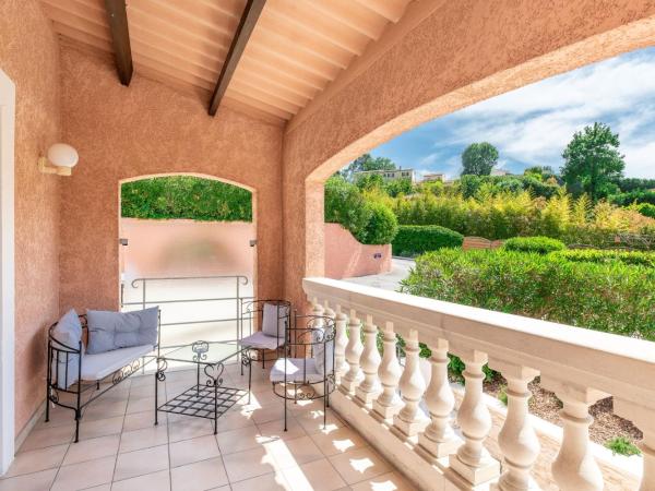 Les Bastides Saint Paul : photo 9 de la chambre chambre triple supérieure