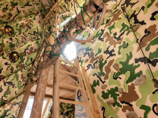 Stayokay Hostel Rotterdam : photo 6 de la chambre chambre marine avec salle de bains privative et billet pour musée maritime