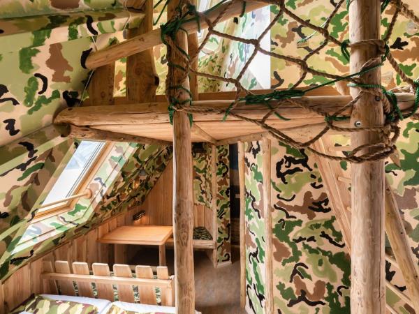 Stayokay Hostel Rotterdam : photo 4 de la chambre chambre marine avec salle de bains privative et billet pour musée maritime