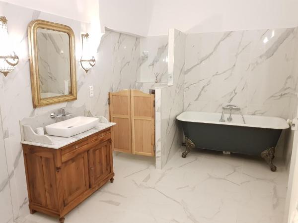 Chambres d'hotes le Domaine de Romanil : photo 4 de la chambre chambre lit king-size - vue sur jardin