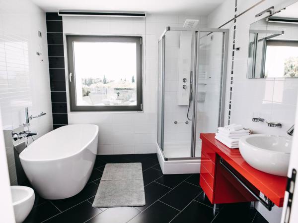 Residence Vaal : photo 7 de la chambre king suite with jacuzzi on the terrace and sea view