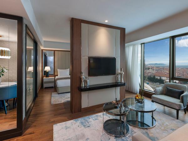 Elite World Grand Istanbul Küçükyalı : photo 3 de la chambre suite lit king size - vue sur mer