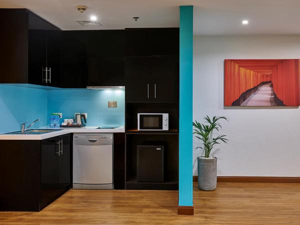 Ramada Hotel, Suites and Apartments by Wyndham Dubai JBR : photo 7 de la chambre appartement 2 chambres avec accessoires de plage et 25 % de crédit nourriture et boissons et spa - vue partielle sur mer