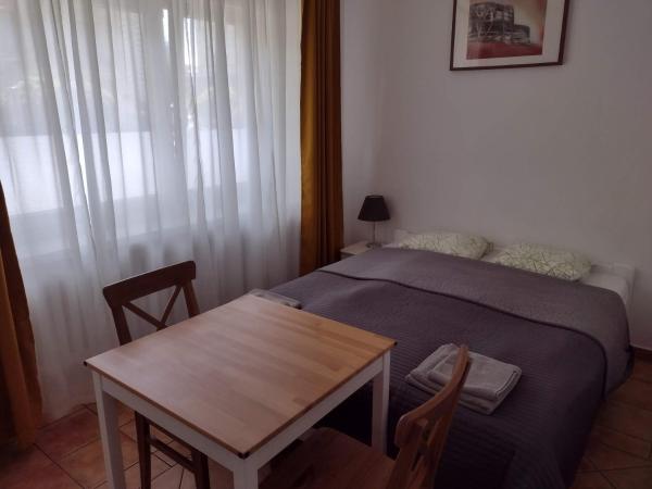 Pokoje gościnne przy Ogrodzie Staromiejskim : photo 1 de la chambre chambre standard lit queen-size