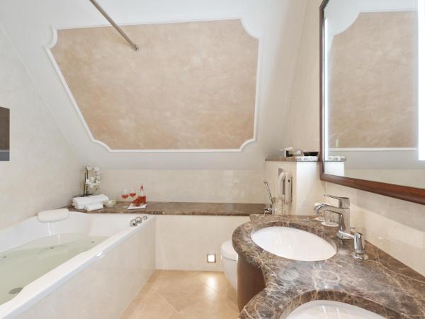 Hotel Romance : photo 4 de la chambre king suite with whirlpool bath and air conditioning