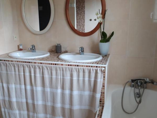 Villa Maryne : photo 8 de la chambre chambre double - vue sur jardin