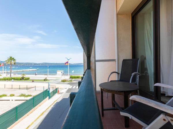 Hôtel Les Alizés : photo 3 de la chambre chambre triple avec vue