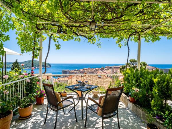Rooms Rose : photo 2 de la chambre chambre double ou lits jumeaux avec terrasse - vue sur mer