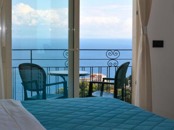 Hotel Condor : photo 1 de la chambre chambre double ou lits jumeaux avec balcon - vue sur mer
