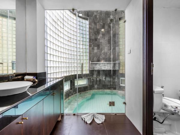 Hilltop Wellness Resort : photo 4 de la chambre chambre lit king-size avec baignoire spa