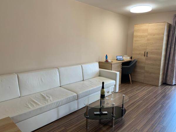 ELTAKO penzion : photo 5 de la chambre chambre double deluxe avec lit d'appoint