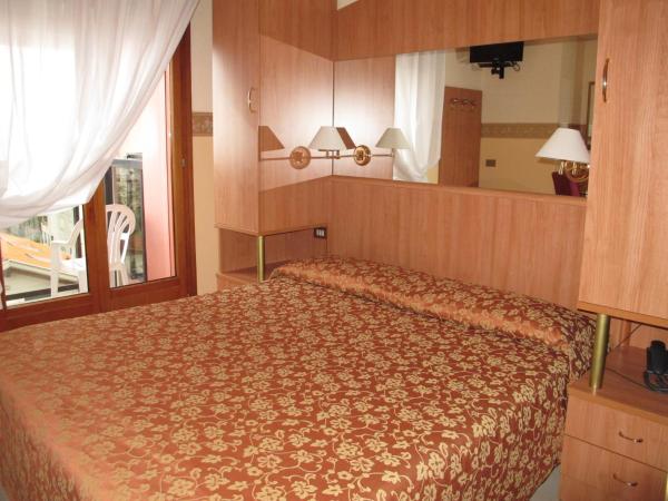 Hotel Smeraldo : photo 4 de la chambre chambre double - vue partielle sur mer.