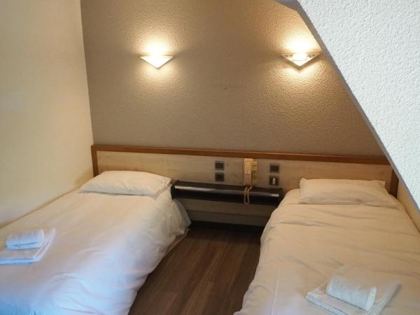 HOTEL LE FOIRAIL : photo 3 de la chambre chambre lits jumeaux avec salle de bains commune