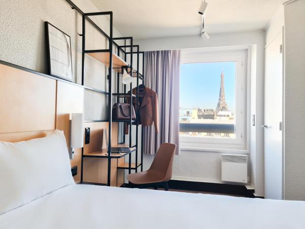 Ibis Paris Tour Eiffel Cambronne 15ème : photo 1 de la chambre chambre double standard avec vue