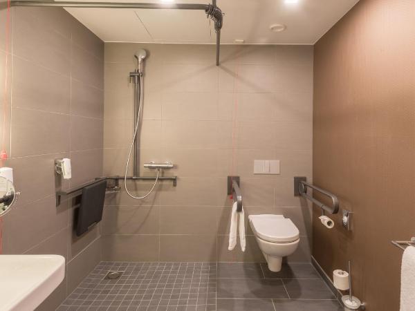 Holiday Inn Düsseldorf City - Toulouser Allee, an IHG Hotel : photo 7 de la chambre chambre lit queen-size - adaptée aux personnes malentendantes