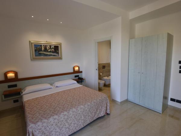 Hotel Condor : photo 9 de la chambre chambre double/lits jumeaux avec vue partielle sur mer