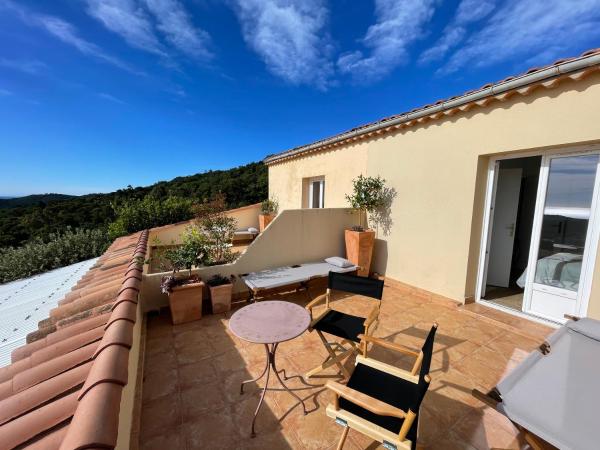 L'Écurie Du Castellas : photo 7 de la chambre chambre double deluxe avec balcon et climatisation - vue sur mer
