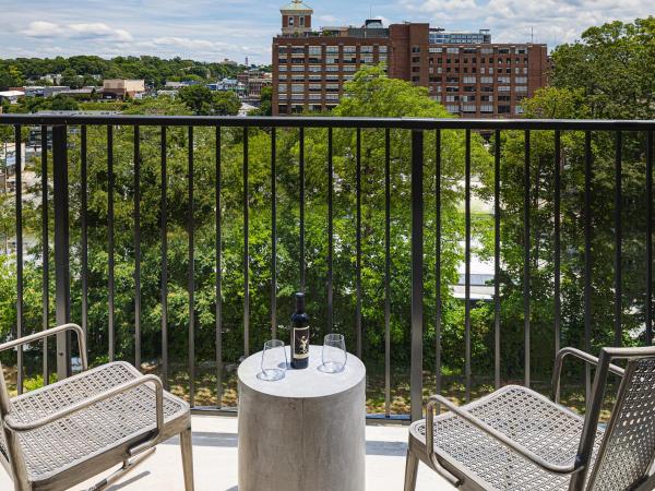 Wylie Hotel Atlanta, Tapestry Collection by Hilton : photo 2 de la chambre chambre lit king-size avec balcon