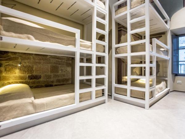 Little Italy Hostel Ex Chiesa S Donato : photo 3 de la chambre lit dans dortoir mixte de 12 lits