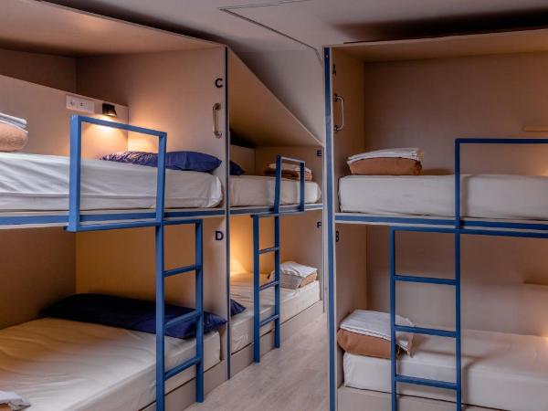 Santiago KM-0 : photo 1 de la chambre lit superposé dans dortoir mixte de 13 lits