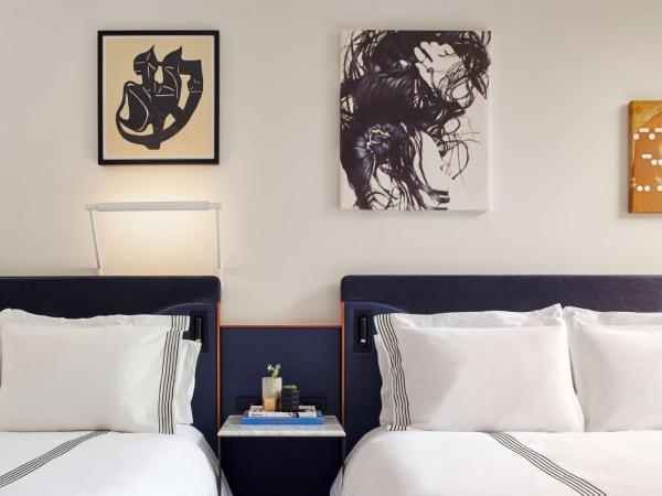 Thompson Seattle, by Hyatt : photo 1 de la chambre queen room with two queen beds, water view and roll-in shower - disability access