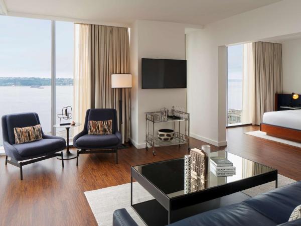 Thompson Seattle, by Hyatt : photo 1 de la chambre studio suite with water view and accessible shower - disability access