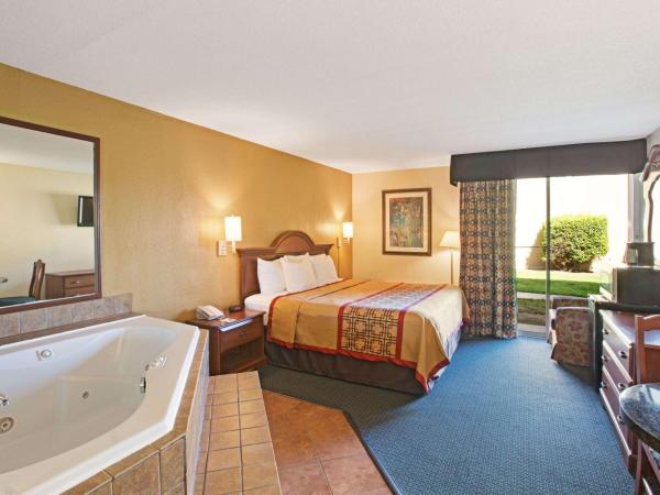 Days Inn by Wyndham Charlotte/Woodlawn Near Carowinds : photo 3 de la chambre chambre lit king-size deluxe - non-fumeurs 