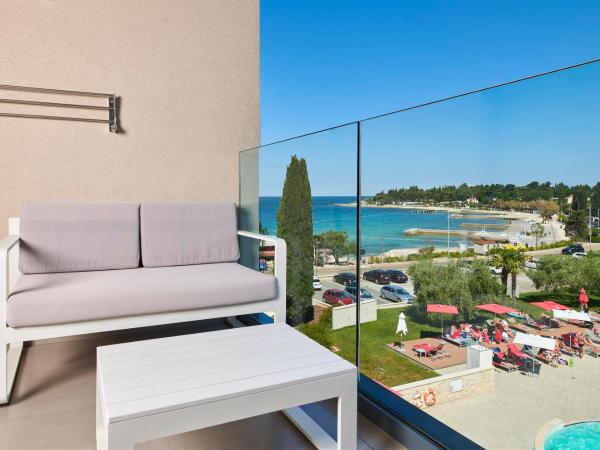 Hotel Park Plava Laguna : photo 1 de la chambre suite avec balcon - vue sur mer