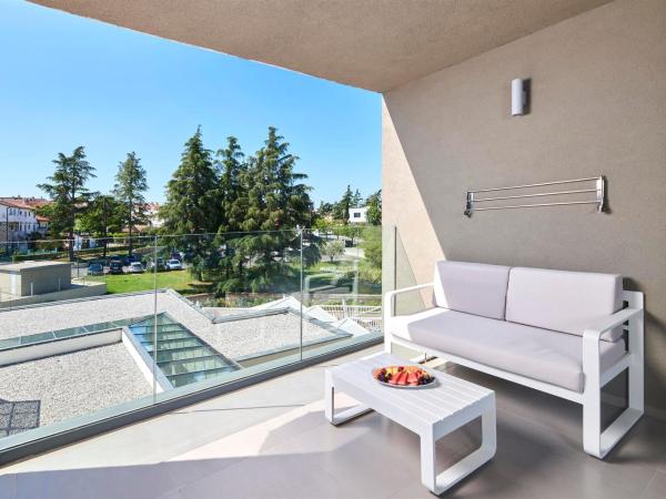 Hotel Park Plava Laguna : photo 2 de la chambre suite avec balcon