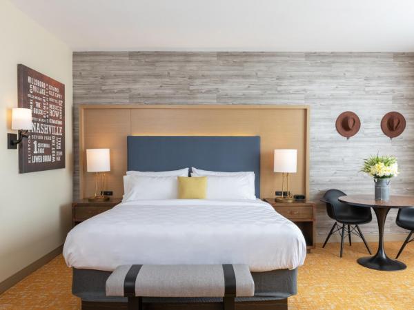 Holiday Inn & Suites Nashville Downtown Broadway : photo 1 de la chambre suite lit king-size