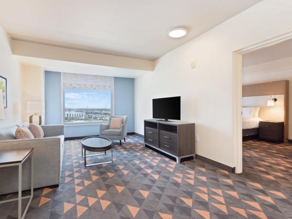 Holiday Inn & Suites Across From Universal Orlando, an IHG Hotel : photo 10 de la chambre suite 1 chambre avec 2 lits doubles