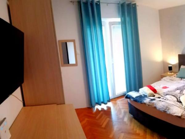 Lovely Family House Robi : photo 1 de la chambre chambre double avec terrasse