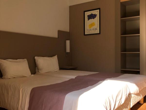 Hotel Cristol : photo 1 de la chambre chambre lits jumeaux avec lit d’appoint - 301