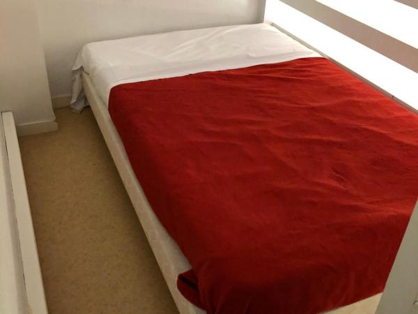 Hotel Cristol : photo 7 de la chambre chambre lits jumeaux avec lit d’appoint - 301