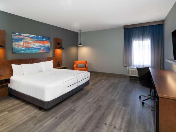 La Quinta Inn & Suites by Wyndham Louisville NE - Old Henry Rd : photo 1 de la chambre chambre lit king-size - accessible aux personnes à mobilité réduite - non-fumeurs
