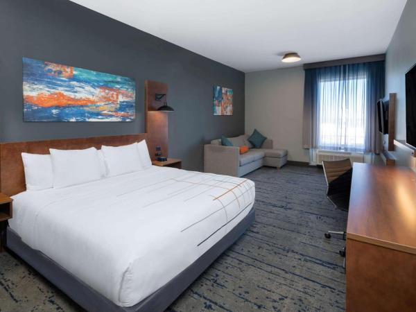 La Quinta Inn & Suites by Wyndham Louisville NE - Old Henry Rd : photo 1 de la chambre 1 king bed, mobility accessible efficiency room, non-smoking
