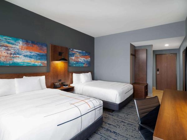 La Quinta Inn & Suites by Wyndham Louisville NE - Old Henry Rd : photo 1 de la chambre 2 queen beds, business room, non smoking
