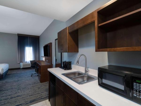 La Quinta Inn & Suites by Wyndham Louisville NE - Old Henry Rd : photo 1 de la chambre 2 queen bed, efficiency room, non-smoking