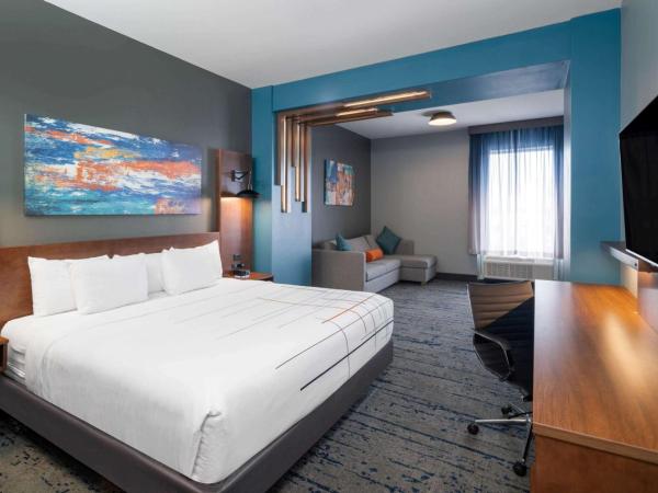 La Quinta Inn & Suites by Wyndham Louisville NE - Old Henry Rd : photo 1 de la chambre suite studio lit king-size - non-fumeurs