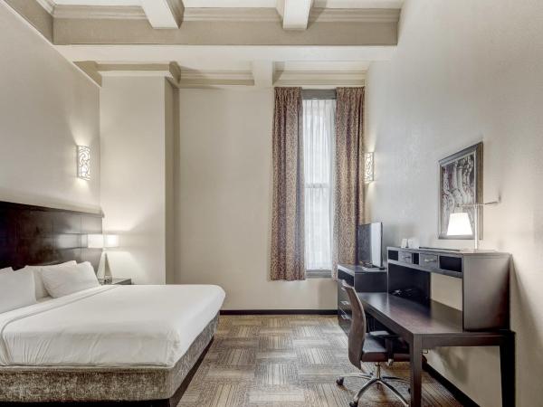 Staybridge Suites Baltimore - Inner Harbor, an IHG Hotel : photo 9 de la chambre studio accessible aux personnes à mobilité réduite avec lit king-size - douche à l'italienne - non-fumeurs