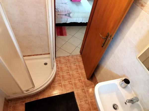 Lovely Family House Robi : photo 5 de la chambre chambre double