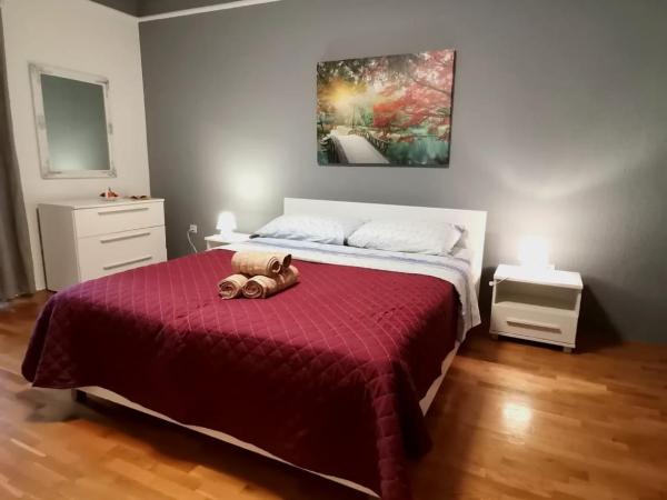 Lovely Family House Robi : photo 8 de la chambre chambre double deluxe avec lit d'appoint