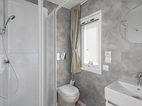 Camping Ulika Mobile Homes - Naturist : photo 8 de la chambre premium mobile home pool view (2+1)