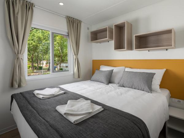 Camping Ulika Mobile Homes - Naturist : photo 4 de la chambre premium mobile home pool view (2+1)