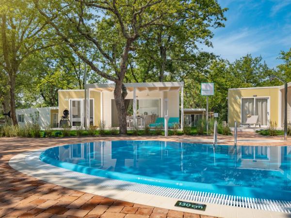 Camping Ulika Mobile Homes - Naturist : photo 2 de la chambre premium family mobile home with pool view (4+1)