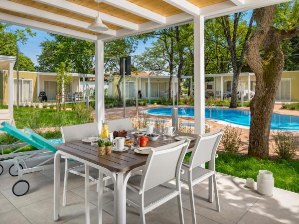 Camping Ulika Mobile Homes - Naturist : photo 3 de la chambre premium family mobile home with pool view (4+1)