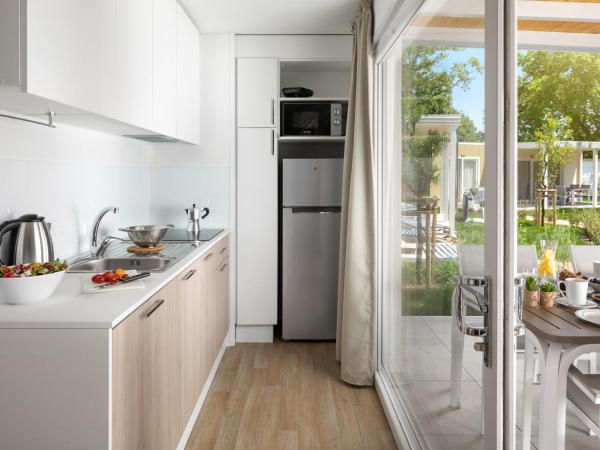 Camping Ulika Mobile Homes - Naturist : photo 5 de la chambre premium family mobile home with pool view (4+1)