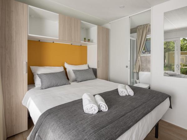 Camping Ulika Mobile Homes - Naturist : photo 6 de la chambre premium family mobile home with pool view (4+1)