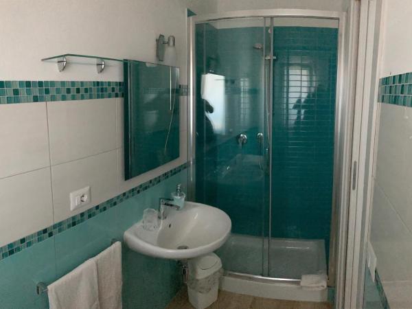 Punta Sirenella : photo 2 de la chambre chambre double avec salle de bains privative