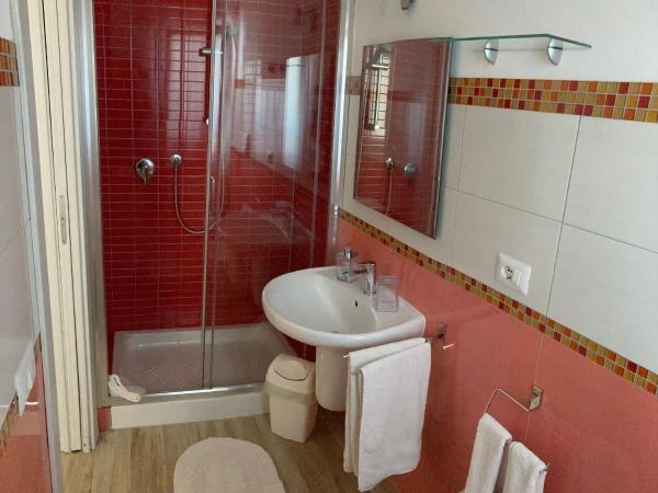 Punta Sirenella : photo 2 de la chambre chambre double ou lits jumeaux avec salle de bains privative